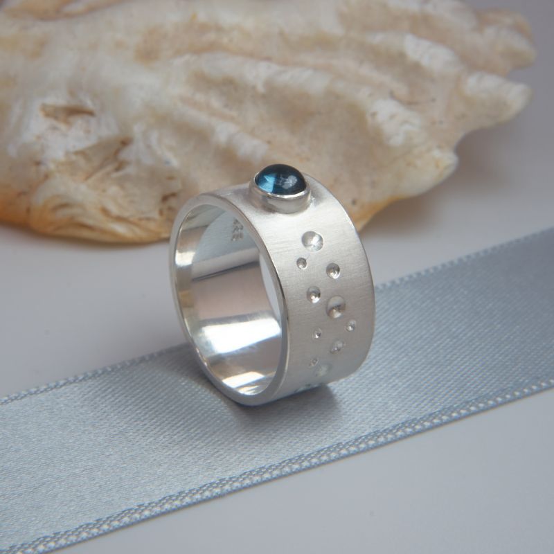 Silber Ring mit Blautopas Cabochon